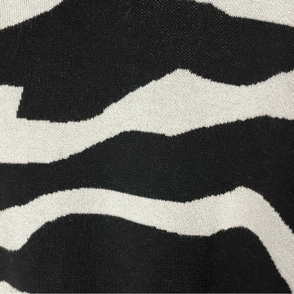 Zara | Black White Oversized Zebra Knit Long Sleeve Sweater, Large - Picture 3 of 6